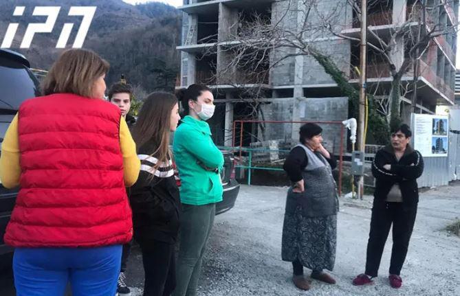 "შეიძლება გაიპარონ და ვინმესთან ჰქონდეთ შემხებლობა" - გონიოში ადგილობრივები საკარანტინე სივრცის მოწყობას აპროტესტებენ