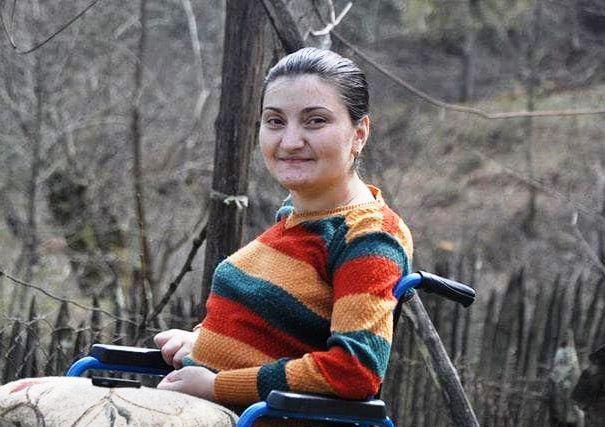 "ვოცნებობ, მაჯები ავამოძრაო..." - 33 წლის თამუნა შავაძეს, რომელიც დედის დახმარების დროს მძიმედ დაშავდა, დახმარება ესაჭიროება