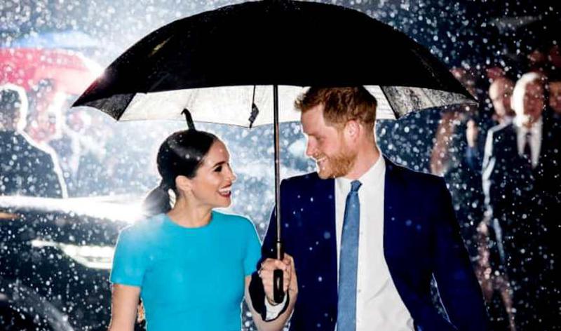 მეგან მარკლის დაბრუნება - შეყვარებული წყვილის რომანტიკული ფოტოები წვიმიანი ლონდონიდან