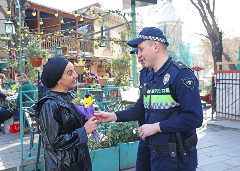 პატრულის თანამშრომლებმა ქალებს 8 მარტი მიულოცეს (ფოტოები)
