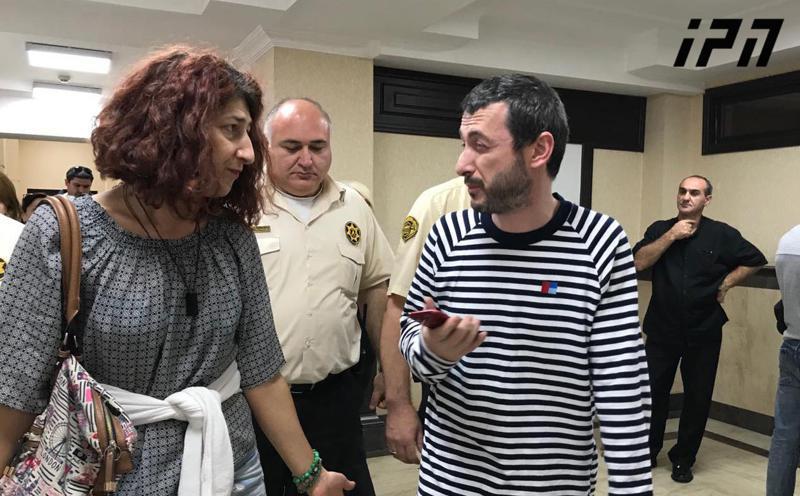 გუკა რჩეულიშვილმა პოლიციაში გუშინ ფხვიერი მასა წარადგინა, რაც მისი განმარტებით, "კოკაინი" იყო, რომლის ნაწილიც მოიხმარა - პროკურატურა