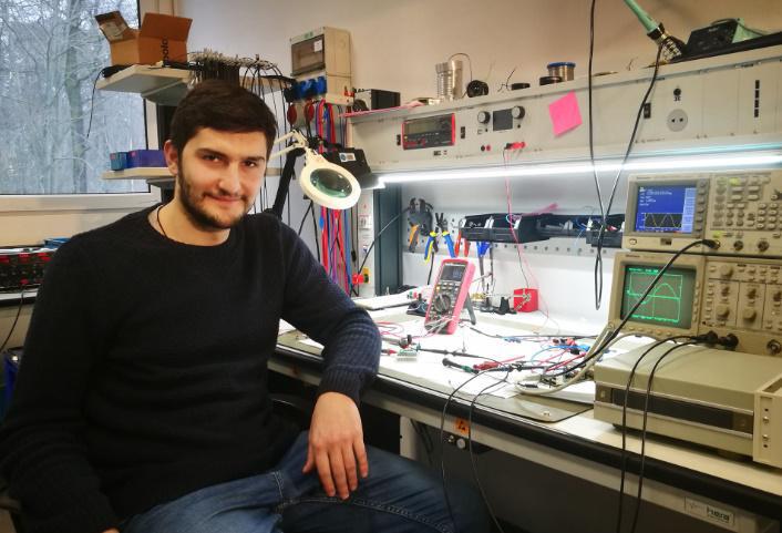 "ბავშვობაში ზღაპრების პარალელურად სამეცნიერო ენციკლოპედიებს ვათვალიერებდი" - წარმატებული სტუდენტის ისტორია, რომელსაც მეცნიერობა სურს