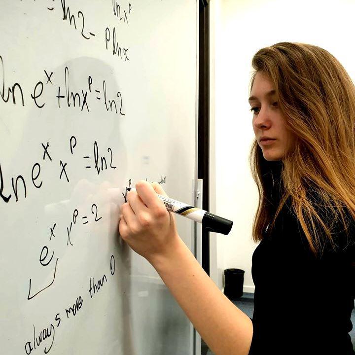 "გოგონა მომავლიდან" - 18 წლის მარიამ გედენიძე საფრანგეთის ნომერ პირველ ტექნოლოგიურ უნივერსიტეტში სრული დაფინანსებით ჩაირიცხა