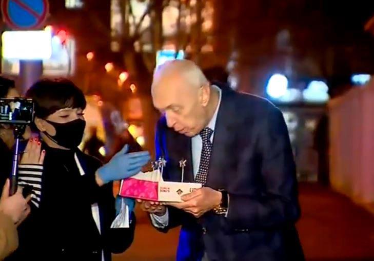 როგორ მიულოცეს თენგიზ ცერცვაძეს დაბადების დღე ინფექციურ საავადმყოფოსთან