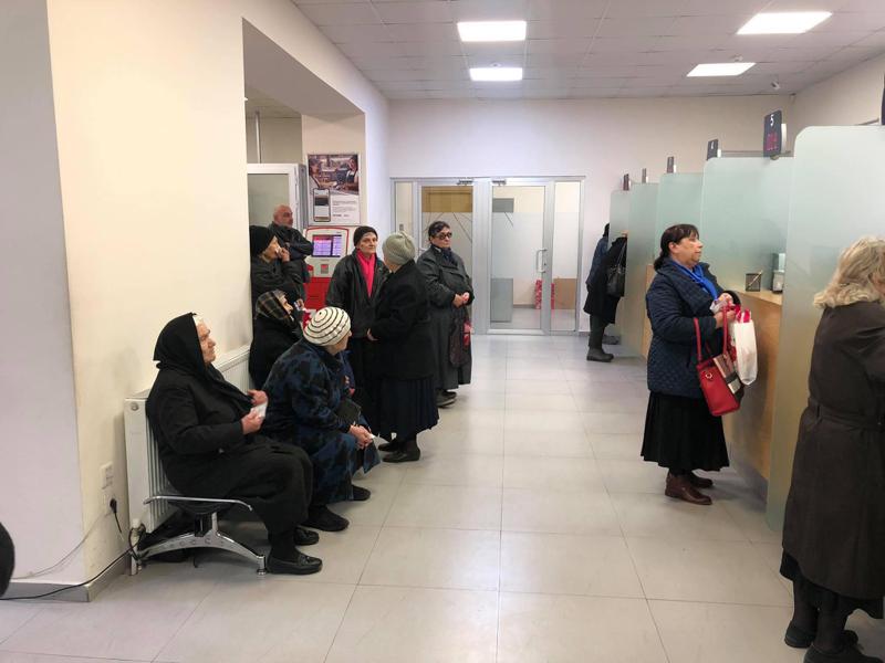 "ლიბერთი ბანკში" პენსიის დარიგება მშვიდ რეჟიმში მიმდინარეობს