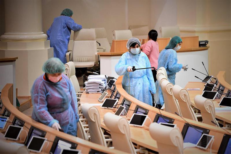 პარლამენტში შესვლამდე, დეპუტატებს სიცხეს გაუზომავენ - შენობაში კონტროლი მკაცრდება