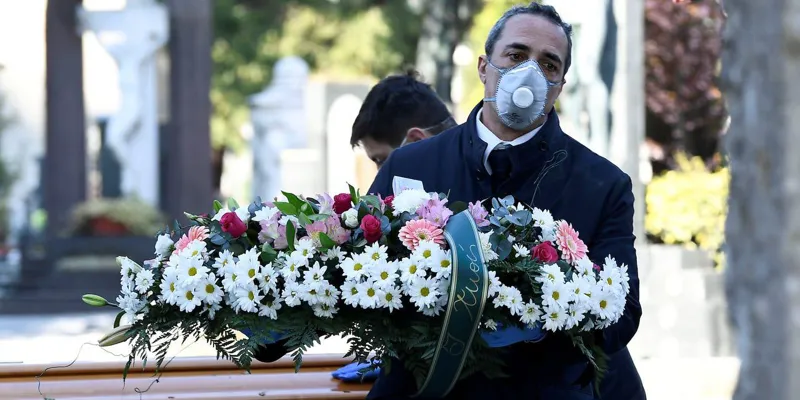 "ეს ომზე უარესია“ - უმძიმესი მდგომარეობა იტალიაში, სადაც კუბოების დეფიციტია, გარდაცვლილთა ახლობლები კი დაკრძალვის რიგს ელოდებიან