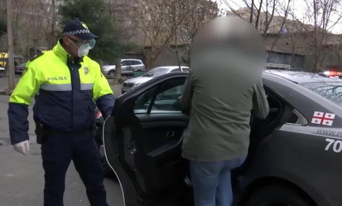 "ჯანმრთელად ჩათვალეს თავი და არ დაემორჩილნენ თვითიზოლაციის წესს" - პოლიციამ იძულების წესით 2 პირი კარანტინში გადაიყვანა