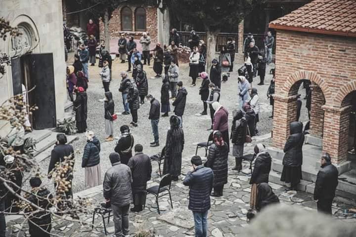 "ვიდექით ტაძრის ეზოში მონიშნულ ადგილებზე... ხატებზე და ჯვარზე მთხვევა არ მომხდარა" - რას წერს თბილისის ერთ-ერთი ეკლესიის მრევლი