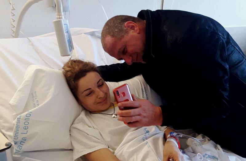 "ერთად წავიდნენ იმედით და მარტო დაბრუნდა ტკივილით სავსე..." - ეს­პა­ნეთ­ში კო­რო­ნა­ვირუ­სით გარ­დაც­ვლი­ლი ქალის მეუღლე პირველად შეხვდა შვილებს