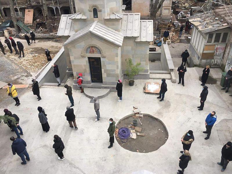 რა ხდება ტაძრებში საგანგებო მდგომარეობის გამოცხადების შემდეგ - ფოტოები სოციალური ქსელიდან