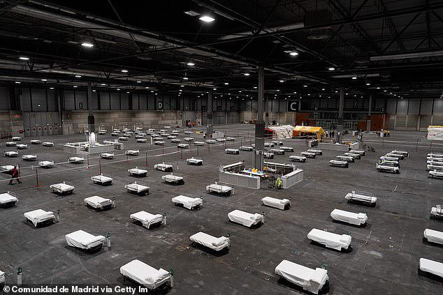 ესპანეთის კლინიკებში ადგილები აღარ ჰყოფნით - საგამოფენო დარბაზში საველე ჰოსპიტალი მოეწყო (ფოტოები)