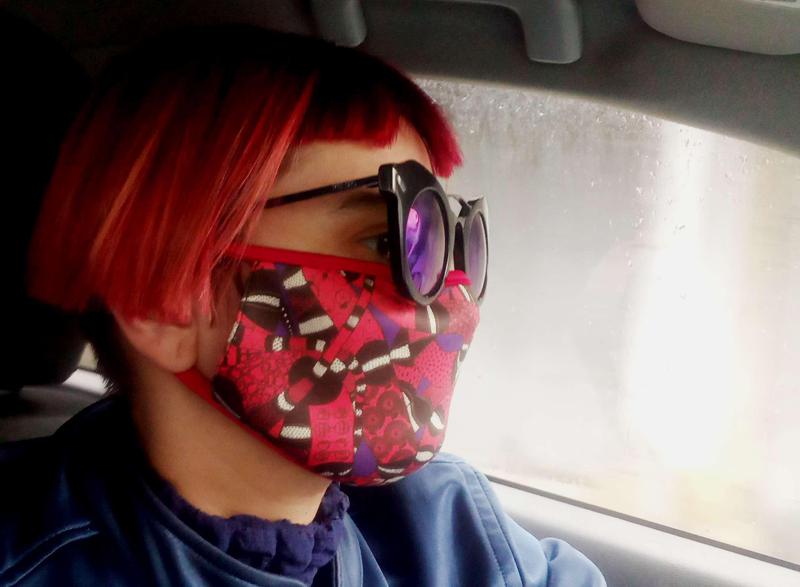 "დილა რომ თენდება, ვიცი, საჭირო ვარ" - ქართველი დიზაინერი, რომელიც "ფეშენ" პირბადეებს კერავს და მსურველებისთვის სახლში თვითონვე მიაქვს