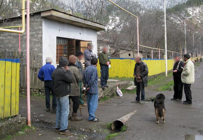 "ეზოებში მოქალაქეების სიმჭიდროვე შეინიშნება, ასევე ე.წ. სოფლის ბირჟებზე, რეკომენდაციების შეუსრულებლობით, ცეცხლს ვეთამაშებით"