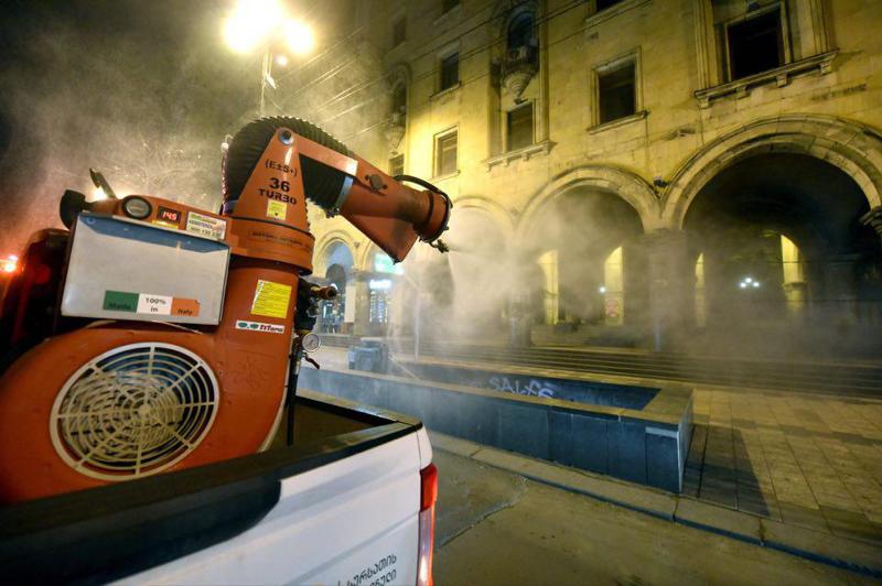 თბილისში გაჩერებებსა და მეტროს შესასვლელებს დეზინფექცია ჩაუტარდა - ნახეთ ფოტოები