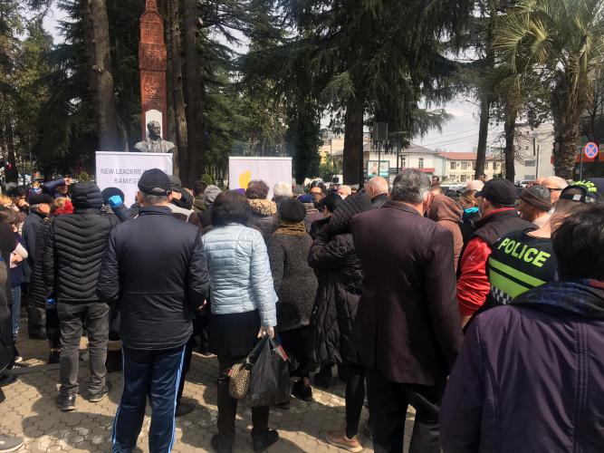 ინციდენტი ზუგდიდში - რა მოხდა ქალაქის ბულვარში, სადაც მიხეილ სააკაშვილის შტაბი პირბადეებსა და სადეზინფექციო ხსნარებს არიგებდა