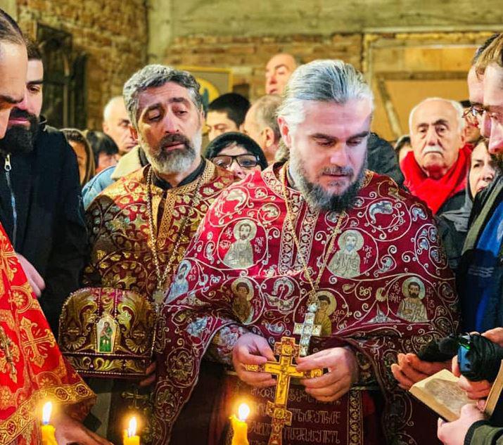 "მიცვალებულთა შაბათი მოდის და გთხოვთ, საკურთხს აქ ნუ მოიტანთ, მეზობლებს დაურიგეთ" - მამა შალვა მრევლს მიმართავს