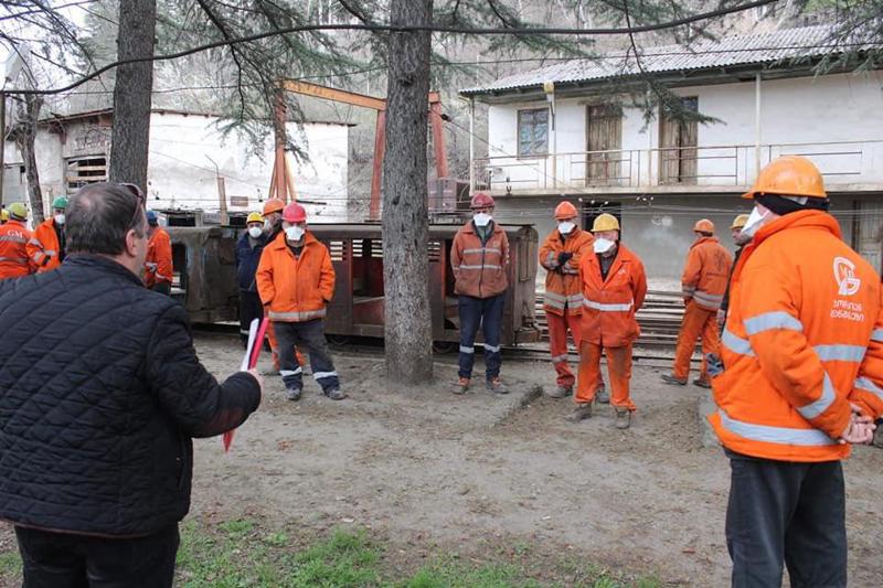 მაღაროებს საგანგებო მდგომარეობა არ შეხებიათ - "ერთი ადამიანი აბანინებს ხელებს მუშებს... გვითხრეს, რომ მრავალჯერად შავ პირბადეებს მოგვიტანენ"