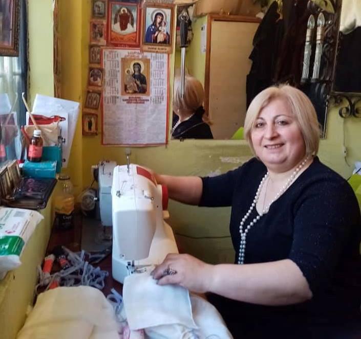 ქალი, რომელიც პირბადეებს კერავს და უფასოდ არიგებს - "და სიმსივნით გარდამეცვალა, ამიტომ პირველი რაც გავაკეთე, სიმსივნით დაავადებულებს გავუგზავნე"