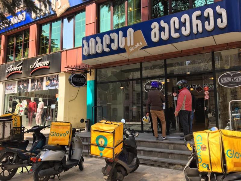 დღის ფოტო - ქვეყანაში საგანგებო მდგომარეობის დროს წიგნების "ეპიდემიაა"