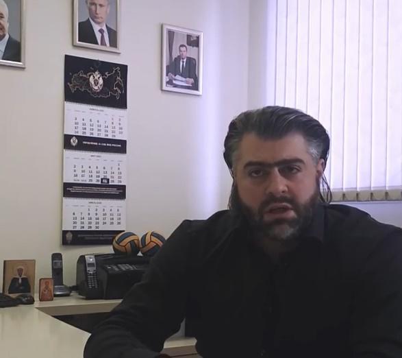 პუტინის სურათის ფონზე ნინი ბადურაშვილის ყოფილი ქმარი რუს სპორტსმენებს ჰიგიენის დაცვისკენ მოუწოდებს