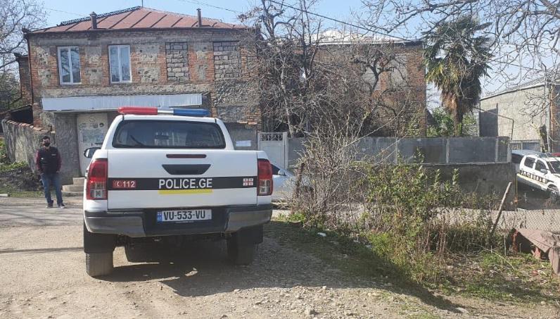 "საჩხერიდან სტუმრად იყვნენ... ცოლ-შვილის დაჭრის შემდეგ თვითდაზიანებები მიიყენა" - რას ჰყვებიან საზარელ მკვლელობაზე გურჯაანში