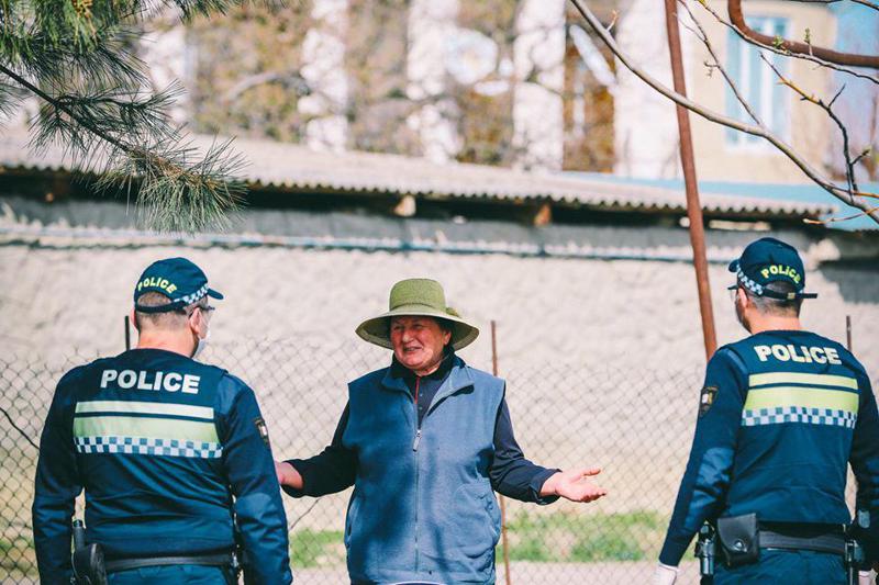 "73 წლის მამა მარტო ცხოვრობს, სჭირდება საკვები და შვილები ვერ მივდივართ" - რა პრობლემები შეუქმნა ხალხს საგანგებო მდგომარეობამ
