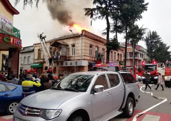 ბათუმში ორსართულიან კორპუსში ხანძარია - მიმდინარეობს  მოსახლეობის ევაკუაცია