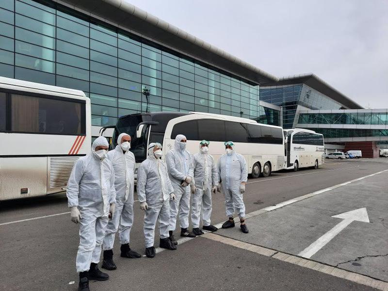 ვის და როგორ გადაჰყავს ქუთაისის აეროპორტში ჩამოსული მგზავრები საკარანტინე ზონებში