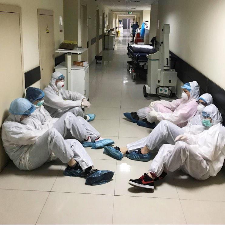 დღის ფოტო - პირველი საუნივერსიტეტო კლინიკის ექიმების შესვენება