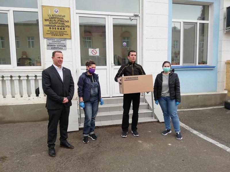 კერხერ-საქართველომ ინფექციური პათოლოგიისა და შიდსის ცენტრს საჩუქრად კერხერის პროფესიონალური ორთქლის აპარატი გადასცა