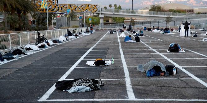 COVID-19-ის საფრთხის გამო, ლას ვეგასის თავშესაფრიდან გამოყრილ უსახლკაროებს ავტოსადგომზე სძინავთ - "ეს ბარბაროსობაა"