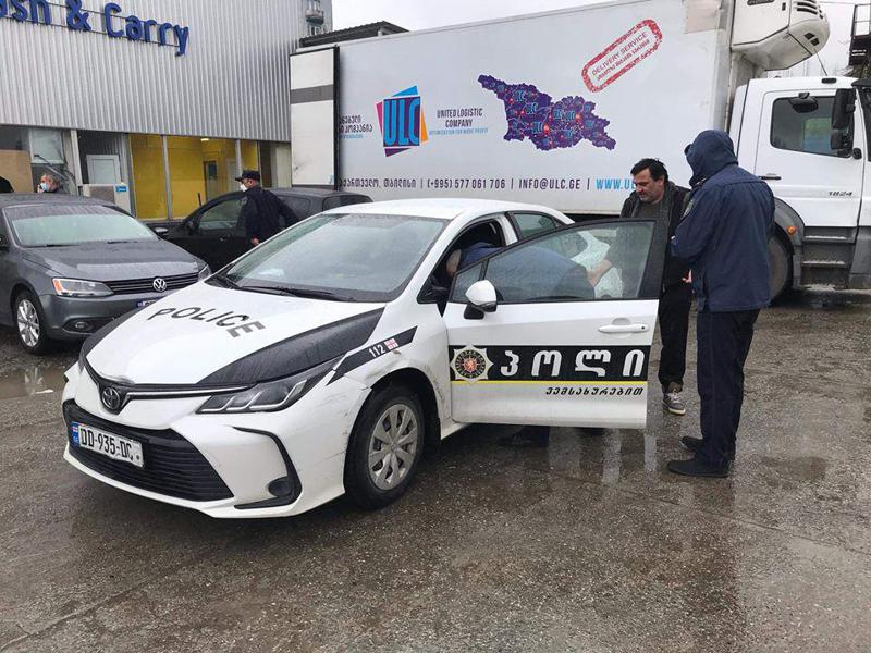 "ეს კაცი 3000 ლარით დააჯარიმეს, მხოლოდ იმიტომ, რომ შვილთან ერთად მაღაზიის წინ ელოდა რიგს" - რას წერს ზუგდიდში მომხდარ ინციდენტზე ირაკლი ღლონტი