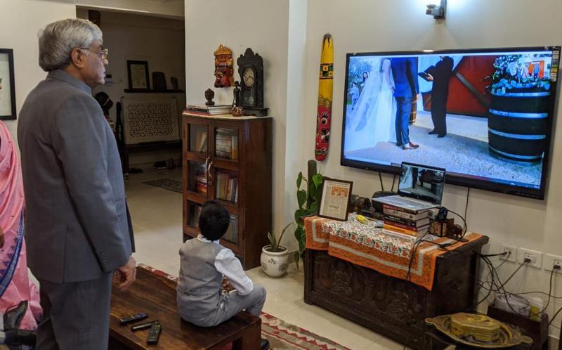 ფოტოები ოჯახიდან, რომელიც შვილის ქორწილს ინტერნეტით "დაესწრო" - "ლამაზად ჩავიცვით და მისაღებში, ეკრანთან შევიკრიბეთ"