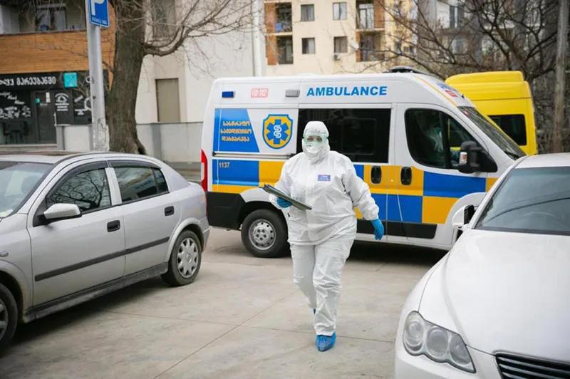 "ტირილით ჩამოვიდა კლინიკიდან, რომელმაც არ მიიღო..." - ახალციხეში კორონავირუსით მამა-შვილი გარდაიცვალა