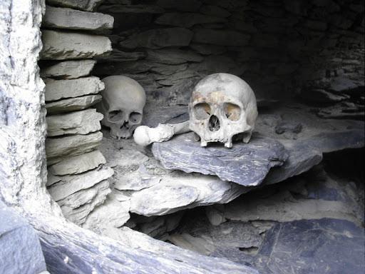 "ოჯახის წევრები და სოფელი რომ გადაერჩინათ, აკლდამაში წვებოდნენ და სიკვდილს ასე ელოდებოდნენ" - როგორ ებრძოდნენ შავ ჭირს საუკუნეების წინ ქართველები