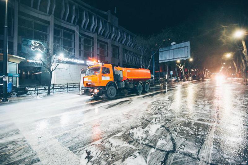 თბილისის ქუჩები წუხელ სადეზინფექციო საშუალებებით მოირეცხა (ფოტო)