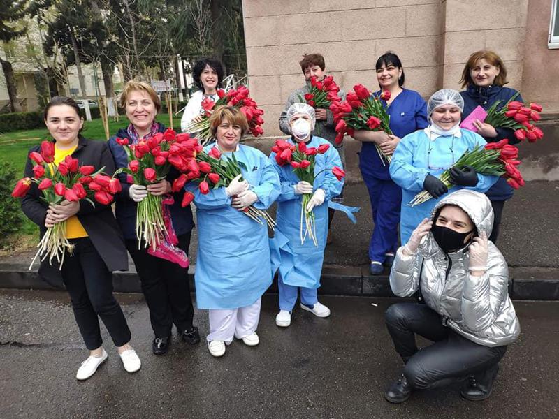 გურჯაანელი მებაღის ტიტები ექიმებს, მადლიერების ნიშნად მიართვეს (ფოტოები)