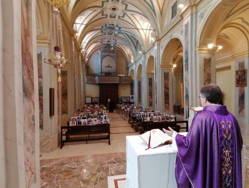 იტალიელმა მღვდელმა მრევლის ფოტოები დაბეჭდა, ცარიელ ტაძარში განალაგა და მესა ასე ჩაატარა - "მარტო მსახურება დამთრგუნველი იყო"