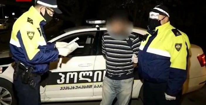 კომენდანტის საათის დროს ნასვამ მდგომარეობაში მყოფი მამაკაცი ავტომობილით გადაადგილდებოდა - პოლიციას მან შეურაცხყოფა მიაყენა