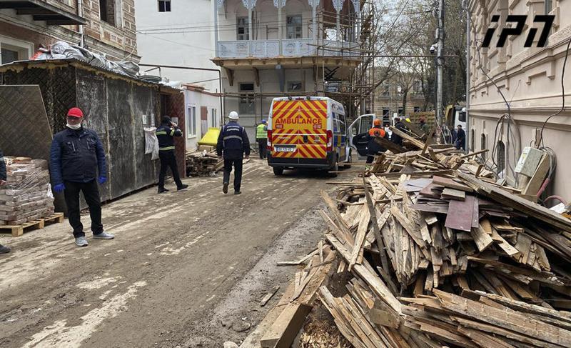 ლერმონტოვის ქუჩაზე, ავარიული შენობის დემონტაჟის დროს, ნანგრევებში 3 მუშა მოჰყვა