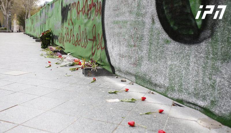 31 წლის განმავლობაში პირველად, 9 აპრილის მემორიალთან ხალხი არ არის - ფოტოები რუსთაველის გამზირიდან