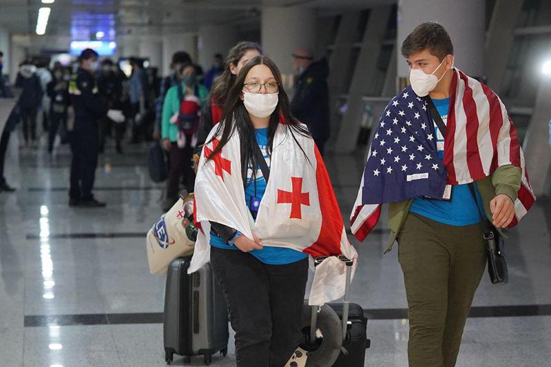 79 ქართველი მოსწავლე აშშ-დან საქართველოში დაბრუნდა - ფოტოები აეროპორტიდან