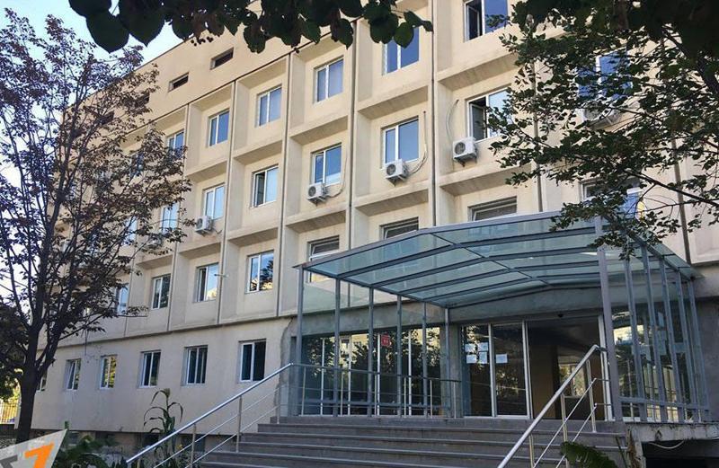 პაციენტს ვირუსი განმეორებით შემოწმებისას, ე.წ. ოქროს სტანდარტით ტესტირებამ დაუდგინა - ქართულ-ჰოლანდიურ ჰოსპიტალში პაციენტების მიღება შეჩერდა