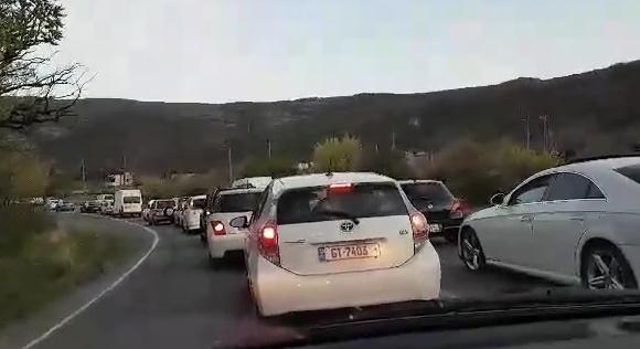 საცობი თბილისის შემოსასვლელში - რა ხდებოდა მას შემდეგ, რაც პრემიერმა ოთხი ქალაქის ჩაკეტვა დაანონსა (ვიდეო)