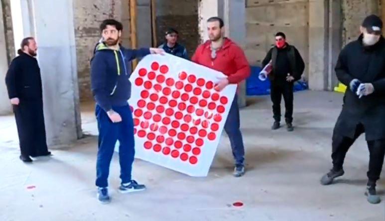 აღდგომის ღამისთევისთვის შენობის მომზადებაში სასულიერო პირებს ძიუდოისტები ეხმარებიან