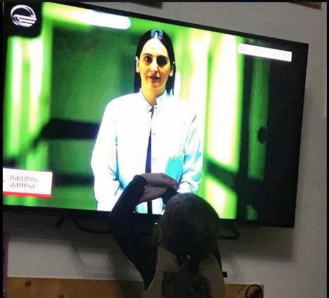 დღის ფოტო: ქართველ ექიმს დიდი ხნის უნახავი შვილი ეკრანზე ეფერება