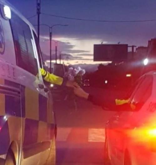 "ასე ამხნევებენ ერთმანეთს ბრძოლის წინა ხაზზე მყოფები პოლიციელები და ექიმები" (ფოტო)