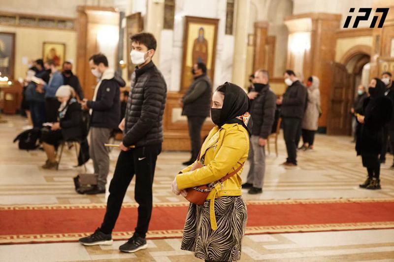 რა ვითარება სამების ტაძარში, სადაც მრევლი სააღდგომო ლიტურგიისთვის შეიკრიბა - "ინტერპრესნიუსის" ფოტორეპორტაჟი