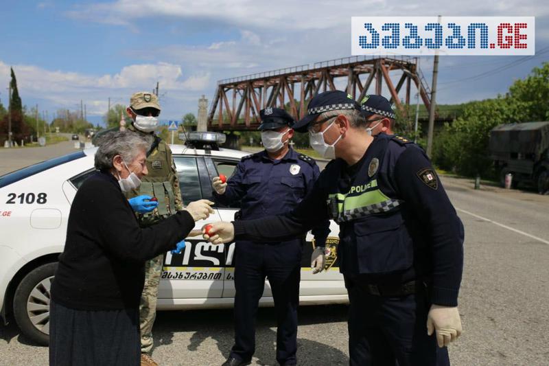 მოხუცმა ქალმა პოლიციელებს აღდგომა მიულოცა - ფოტოები ზუგდიდის ბლოკ-პოსტიდან